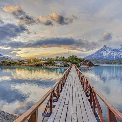 ALIPRINT Pont en bois sur un lac serein avec montagnes en arrière-plan, ciel nuageux au coucher du soleil, paysage pittoresque idéal pour le papier peint. Algerie