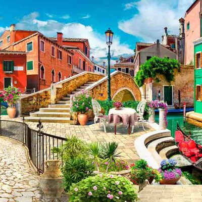 ALIPRINT Canal vénitien paisible avec maisons colorées et gondole; cadre pittoresque idéal pour un papier peint méditerranéen vibrant et charmant. Algerie