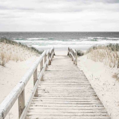 ALIPRINT Passerelle en bois menant à la plage, sable blanc et océan, fond dramatique de ciel nuageux. Paysage côtier inspirant pour fond d'écran. Algerie
