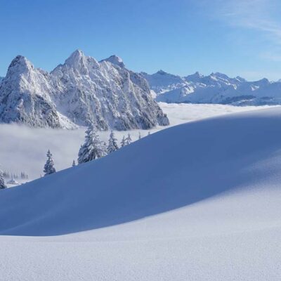 ALIPRINT Paysage alpin enneigé avec montagnes imposantes sous ciel bleu, idéal pour fond d'écran nature, atmosphère sereine et hivernale. Algerie