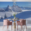 ALIPRINT Papier peint montagne enneigée, décor élégant de salle à manger avec chaises modernes et table, paysage alpin captivant, ambiance sereine. Algerie
