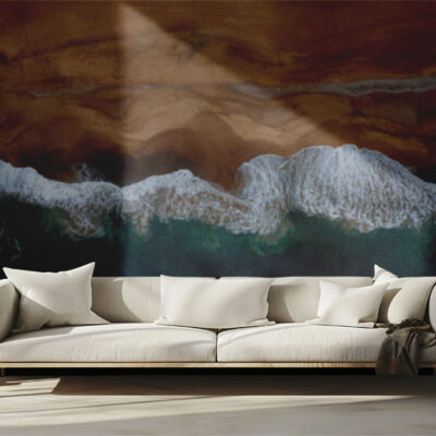 ALIPRINT Papier peint décoratif océan, vagues blanches percutant une plage sableuse, derrière sofa moderne. Design intérieur naturel et apaisant. Algerie