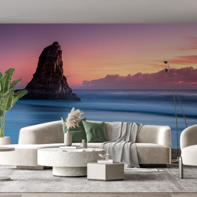 ALIPRINT Salon moderne avec papier peint paysage, coucher de soleil coloré sur mer et rocher imposant, ambiance relaxante et décoration élégante. Algerie