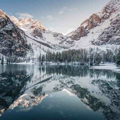 ALIPRINT Lac de montagne enneigé avec reflets, paysages alpins, nature sereine, arbres et montagnes, destination touristique, cadre idéal pour fond d'écran. Algerie