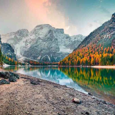 ALIPRINT Lac de montagne alpin, reflets des arbres d'automne et sommets enneigés, idéal pour fond d'écran nature pittoresque et paysage serein. Algerie