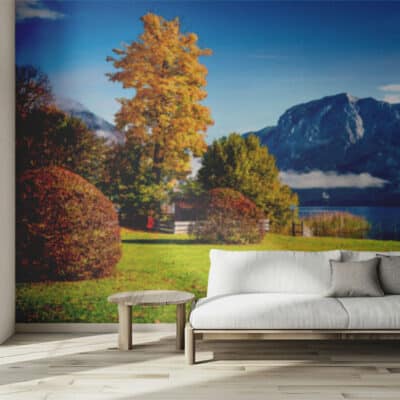 ALIPRINT Papier peint paysage montagne lac avec canapé moderne, décor mural relaxant, nature automnale pour salon, ambiance sereine et chaleureuse. Algerie