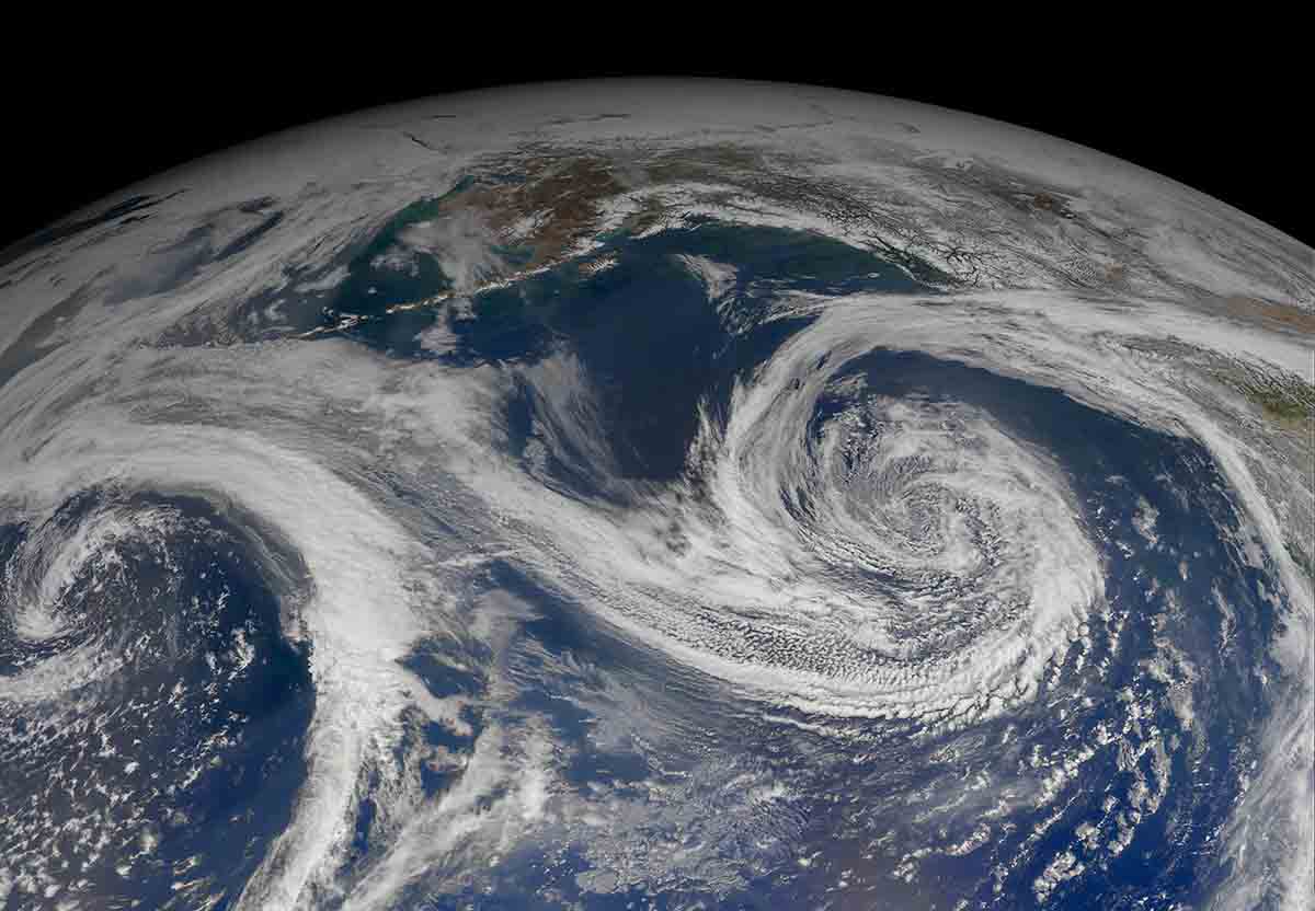 ALIPRINT Vue satellite de la Terre, montrant un système nuageux tourbillonnant au-dessus de l'océan Pacifique, idéal pour fond d'écran nature. Algerie