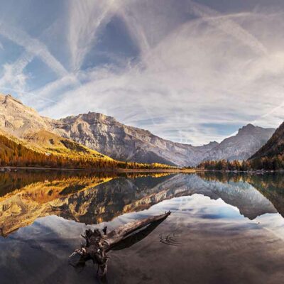 ALIPRINT Lac de montagne paisible avec reflets d'arbres d'automne et montagnes majestueuses, ciel nuageux, parfait pour papier peint naturel et relaxant. Algerie