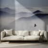 ALIPRINT Canapé moderne devant mural montagnes brumeuses avec oiseau en vol. Décoration intérieure, papier peint paysager, ambiance zen, lumière naturelle. Algerie