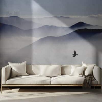 ALIPRINT Canapé moderne devant mural montagnes brumeuses avec oiseau en vol. Décoration intérieure, papier peint paysager, ambiance zen, lumière naturelle. Algerie