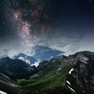 ALIPRINT Paysage montagneux nocturne avec Voie lactée étoilée, ciel étoilé et montagnes majestueuses. Idéal pour fond d'écran nature et espace. Algerie