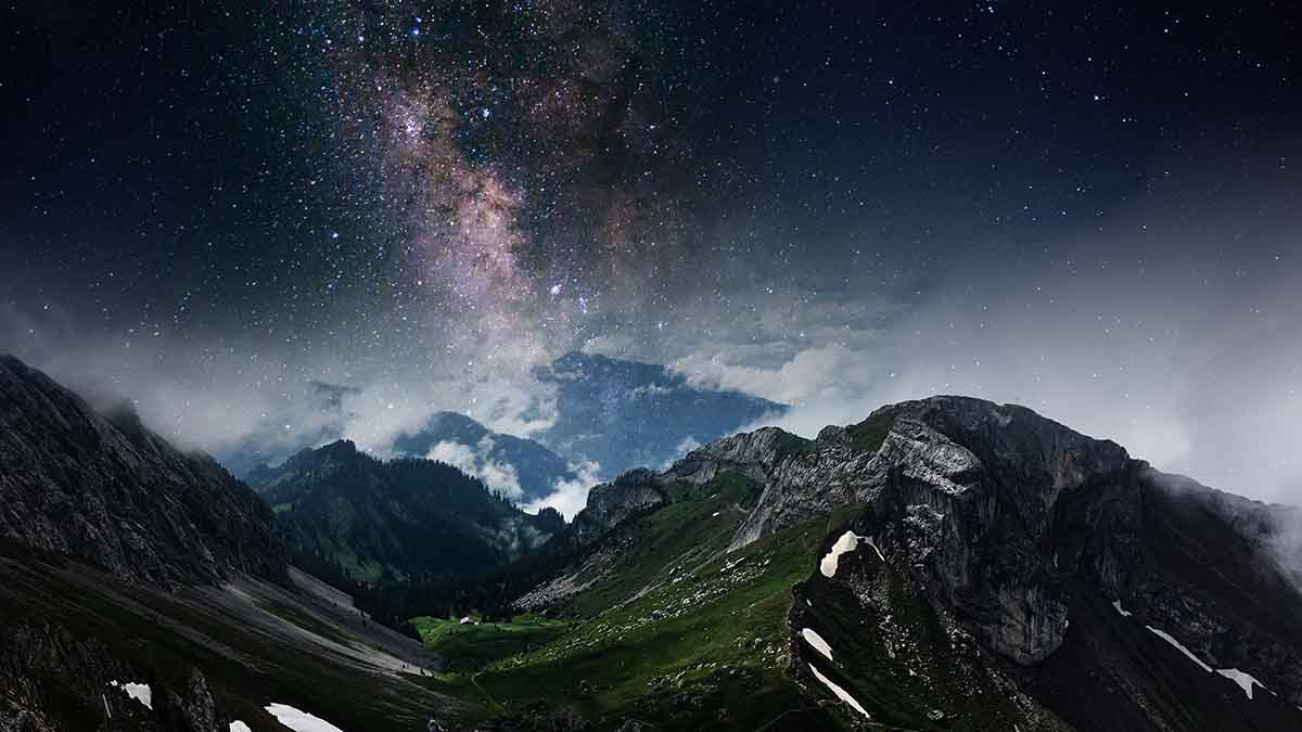 ALIPRINT Paysage montagneux nocturne avec Voie lactée étoilée, ciel étoilé et montagnes majestueuses. Idéal pour fond d'écran nature et espace. Algerie