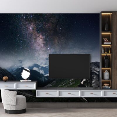 ALIPRINT Papier peint mural galaxie avec montagnes, étagères modernes en bois, téléviseur et meuble design, ambiance nuit étoilée pour salon élégant. Algerie