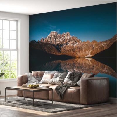 ALIPRINT Papier peint mural salon avec paysage montagneux majestueux reflété dans l'eau, canapé en cuir, plante verte, ambiance nature sereine. Algerie