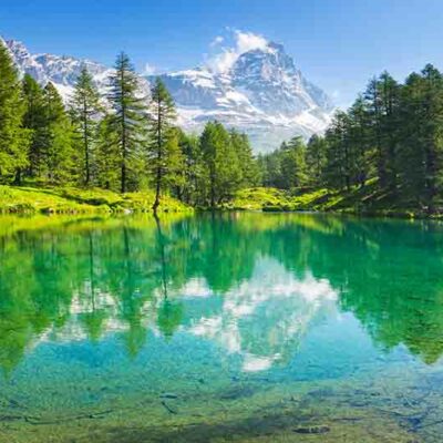 ALIPRINT Lac alpin turquoise entouré de sapins et montagnes enneigées, paysage naturel serein pour papier peint, reflet d'eau cristallin. Algerie