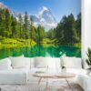 ALIPRINT Papier peint panoramique de montagne avec lac et forêt verdoyante, créant une ambiance nature relaxante dans un salon moderne avec canapé blanc. Algerie