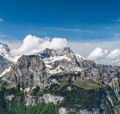 ALIPRINT Paysage alpin avec montagnes enneigées et ciel bleu, parfait pour le papier peint nature. Vue panoramique des Alpes attirant aventuriers et amateurs de randonnée. Algerie