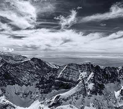ALIPRINT Paysage montagneux enneigé en noir et blanc, ciel nuageux dramatique, panorama alpin idéal pour papier peint naturel et inspirant. Algerie