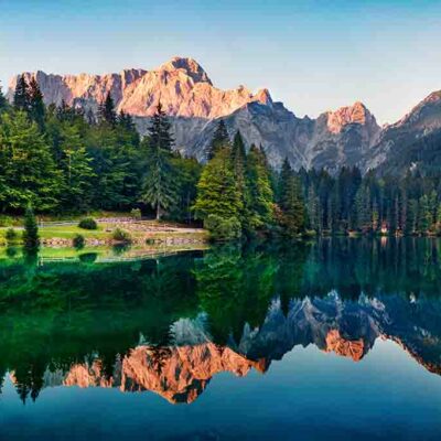 ALIPRINT Lac paisible avec montagnes en arrière-plan, paysage alpin enchanteur, reflets d'arbres sur l'eau, nature pittoresque pour fond d'écran. Algerie
