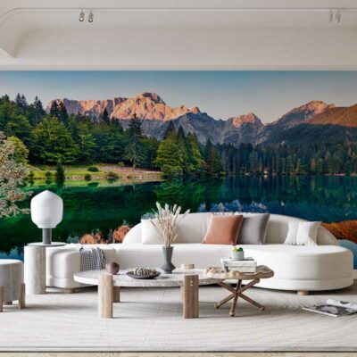 ALIPRINT Papier peint nature avec paysage de lac, forêts et montagnes, créant une ambiance sereine et relaxante pour décoration intérieure moderne. Algerie