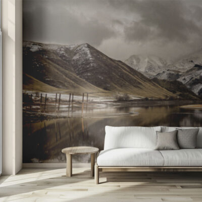 ALIPRINT Papier peint montagne enneigée avec lac, décor intérieur moderne, canapé blanc et table en bois, ambiance sereine et naturelle. Algerie