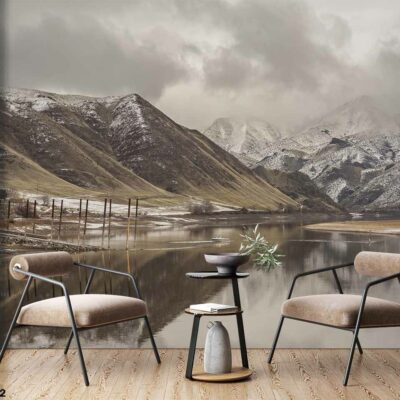 ALIPRINT Papier peint paysage montagneux enneigé, intérieur moderne avec fauteuils minimalistes, ambiance calme et naturelle, décoration murale tendance. Algerie