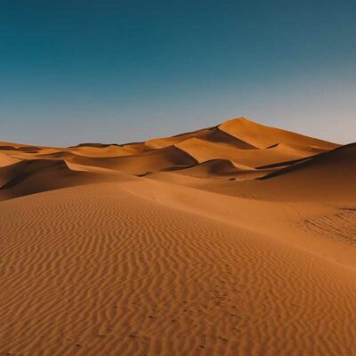 ALIPRINT Dunes de sable du désert sous un ciel bleu, créant un paysage naturel époustouflant idéal pour un fond d'écran inspirant et serein. Algerie