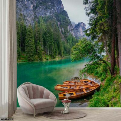ALIPRINT Papier peint nature: Lac émeraude, montagnes, bateaux en bois, forêt luxuriante. Ambiance sereine, déco murale idéale pour salon relaxant. Algerie