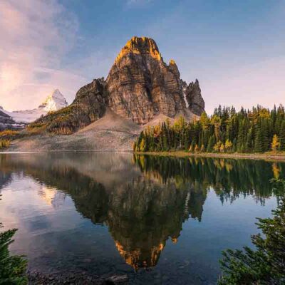 ALIPRINT Montagne spectaculaire se reflétant dans un lac calme au crépuscule, entourée de forêts verdoyantes, idéale pour fond d'écran naturel. Algerie