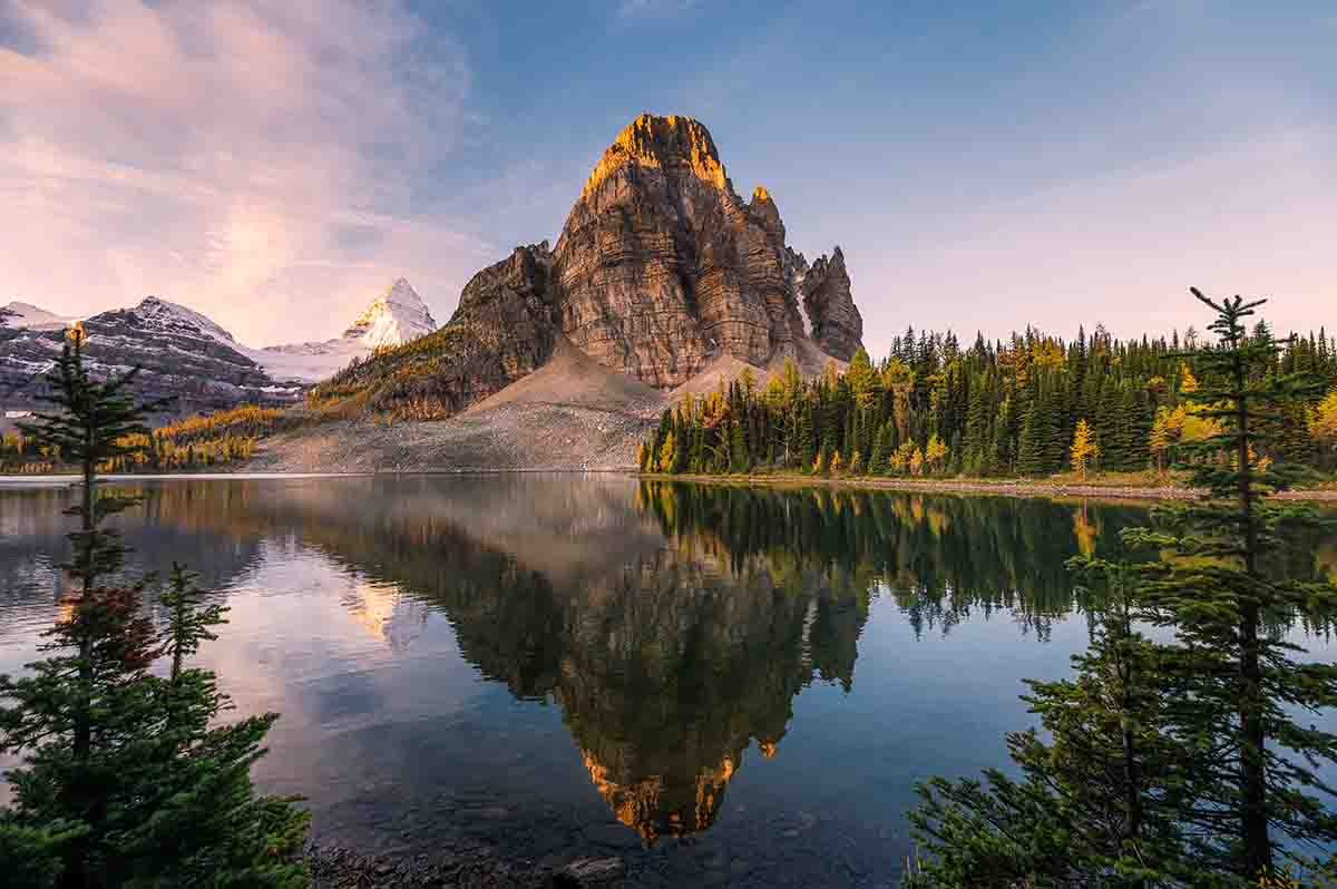 ALIPRINT Montagne spectaculaire se reflétant dans un lac calme au crépuscule, entourée de forêts verdoyantes, idéale pour fond d'écran naturel. Algerie