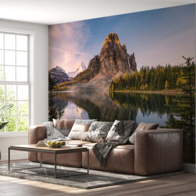 ALIPRINT Papier peint mural paysage montagneux au coucher du soleil, avec vue sur lac serein et forêt, dans un salon moderne et lumineux. Algerie