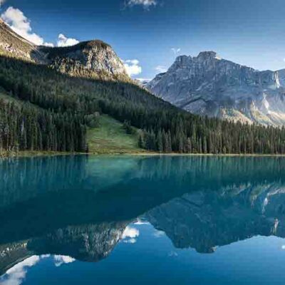 ALIPRINT Lac paisible entouré de montagnes et forêts, reflet parfait de la nature. Paysage serein idéal pour le papier peint naturel. Algerie