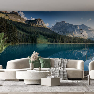 ALIPRINT Salon moderne avec un papier peint nature de montagne et lac, design intérieur élégant, canapé blanc, plantes vertes, décoration cosy. Algerie