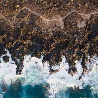 ALIPRINT Vue aérienne d'une côte rocheuse avec vagues déferlantes, idéale pour papier peint nature, fond marin impressionnant. Algerie