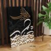 ALIPRINT tableaux calligraphie islamique en algerie Tableau de calligraphie islamique avec motifs arabes élégants en noir, blanc et or, idéal pour la décoration intérieure.