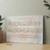ALIPRINT tableaux calligraphie islamique en algerie Tableau artistique de calligraphie islamique sur toile avec texte arabe, posé contre un mur. Décor élégant.